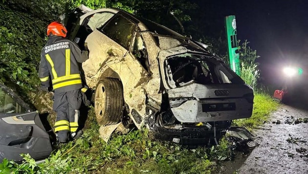 Die Feuerwehr musste die Lenkerin aus dem schwer deformierten Wagen befreien.