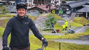Veranstalter Marco Pointner. Im Hintergrund wird an der Strecke gearbeitet.