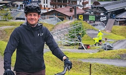 Veranstalter Marco Pointner. Im Hintergrund wird an der Strecke gearbeitet.