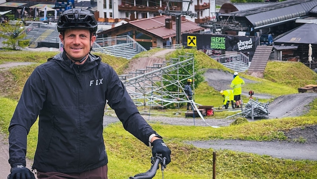 Veranstalter Marco Pointner. Im Hintergrund wird an der Strecke gearbeitet.
