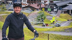 Veranstalter Marco Pointner. Im Hintergrund wird an der Strecke gearbeitet.