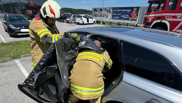 Die Feuerwehr beseitigte die Glassplitter.