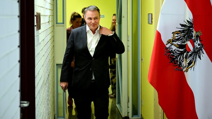 Vizekanzler Andreas Babler (SPÖ) bei einem Pressetermin im Rahmen eines Runden Tisches zum ...
