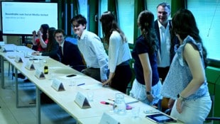 Rund 30 Jugendliche kamen ins Ministerium, um mit Vizekanzler Andreas Babler über die geplante ...