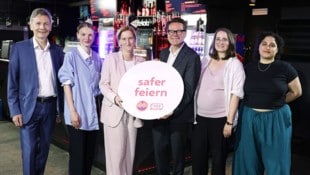 Von links: Veranstaltungsbehörden-Chef Dietmar Klose, Martina Brunner von der Vienna Club ...