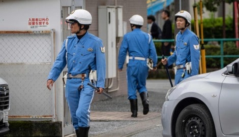 Polizisten in Utsunomiya auf der Suche nach dem umtriebigen Bären