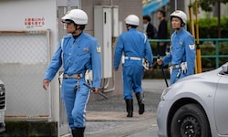 Polizisten in Utsunomiya auf der Suche nach dem umtriebigen Bären