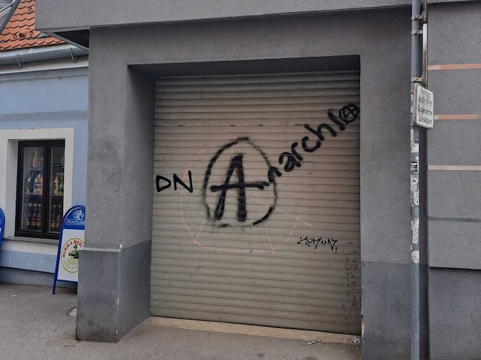 Hinter diesem Tor dürfte es zu der Bluttat gekommen sein.