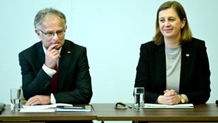 Finanzminister Markus Marterbauer (SPÖ) und Staatssekretärin Barbara Eibinger-Miedl sind ...