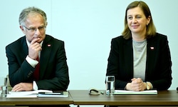 Finanzminister Markus Marterbauer (SPÖ) und Staatssekretärin Barbara Eibinger-Miedl sind ...
