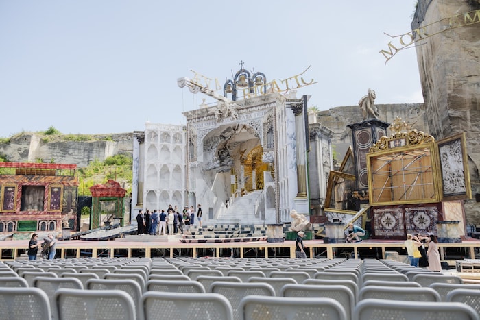 Erste Eindrücke der spektakulären Bühnenwelt von „Tosca“