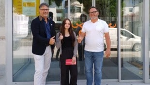 Lebensretterin Elma Xheladini mit Schuldirektor Gottfried Schneider (li.) und Referent Thomas ...