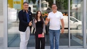 Lebensretterin Elma Xheladini mit Schuldirektor Gottfried Schneider (li.) und Referent Thomas ...