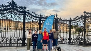Christian Högl (Mitte) vor seinem Laufstart in Schönbrunn mit der ...