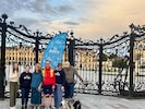 Christian Högl (Mitte) vor seinem Laufstart in Schönbrunn mit der ...