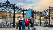 Christian Högl (Mitte) vor seinem Laufstart in Schönbrunn mit der ...