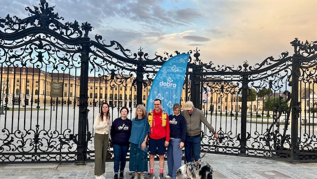 Christian Högl (Mitte) vor seinem Laufstart in Schönbrunn mit der Unterstützungs-Organisation ...