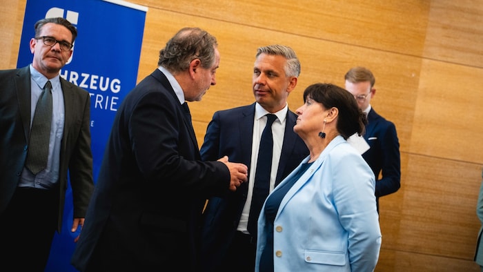 Wirtschaftsminister Wolfgang Hattmannsdorfer (Mitte) und Landeshauptmann-Stellvertreterin ...