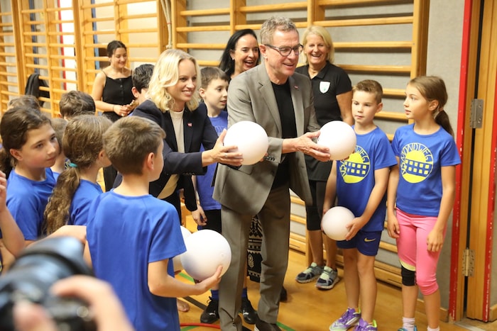 Für Sport-Staatssekretärin Michaela Schmidt und Fußball-Teamchef Ralf Rangnick ist die Tägliche ...