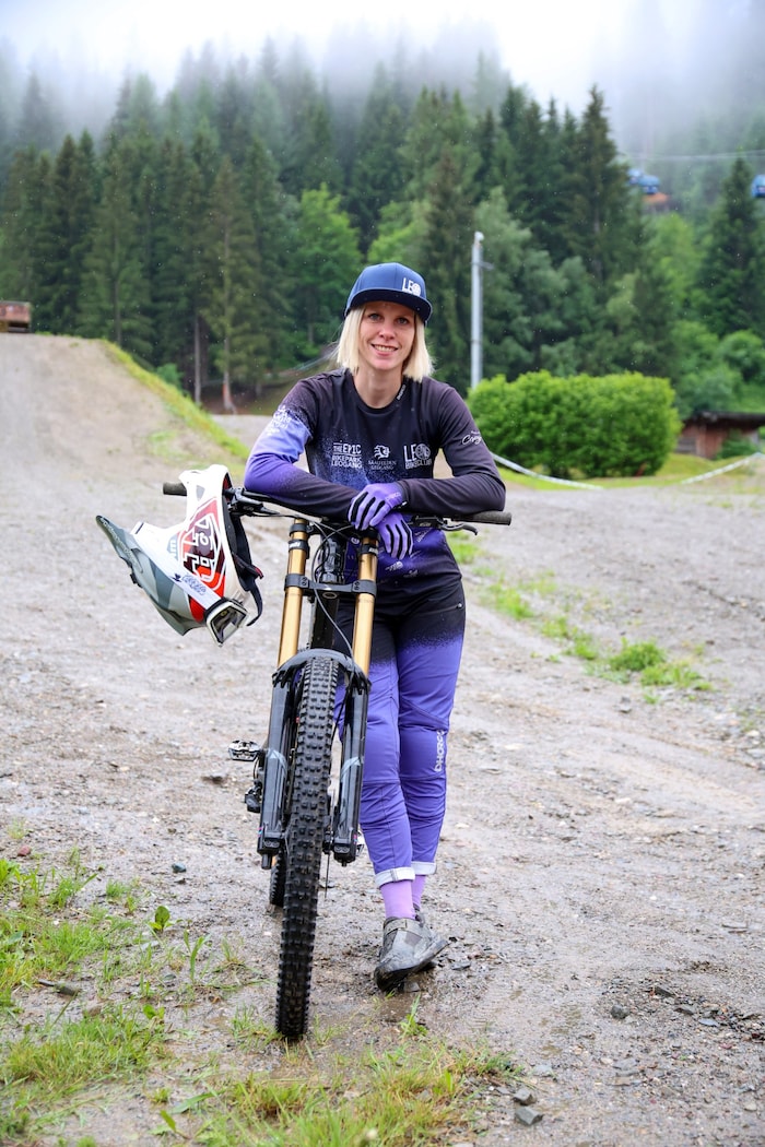 Bikeclub Obfrau Denise Hartwig in ihrem Wohnzimmer, auf der Strecke in Leogang.