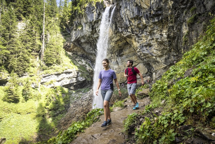 Der tosende Johanneswasserfall stürzt 60 Meter in die Tiefe. Von der neuen Aussichtsplattform ...