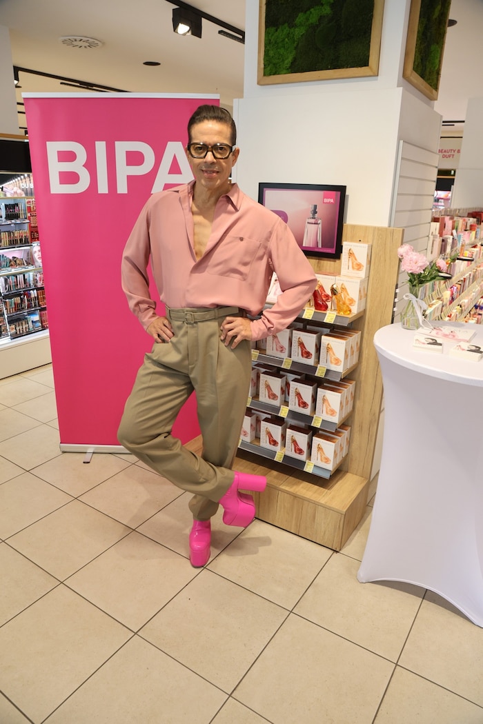 Modebewusst bis in die Zehenspitzen. Knallpinke Plateau-Schuhe als Statement und wahrscheinlich ...