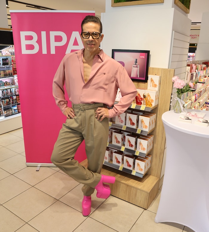 Modebewusst bis in die Zehenspitzen. Knallpinke Plateau-Schuhe als Statement und wahrscheinlich ...