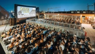 Beliebt bei allen Generationen: Das Kino am Dach über der Hauptbücherei am Gürtel in Wien.