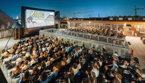 Beliebt bei allen Generationen: Das Kino am Dach über der Hauptbücherei am Gürtel in Wien.