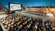 Beliebt bei allen Generationen: Das Kino am Dach über der Hauptbücherei am Gürtel in Wien.