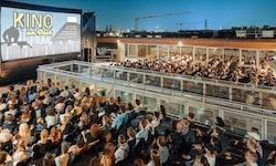 Beliebt bei allen Generationen: Das Kino am Dach über der Hauptbücherei am Gürtel in Wien.