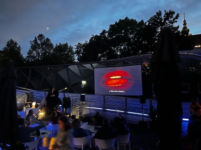 Im Sommer verwandelt sich auch die Grazer Murinsel zum Freiluft-Kinozentrum.