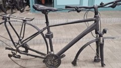 Zum Transport wurden bei den Fahrzeugen die Reifen abmontiert.