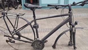 Zum Transport wurden bei den Fahrzeugen die Reifen abmontiert.