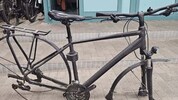 Zum Transport wurden bei den Fahrzeugen die Reifen abmontiert.