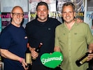 Starkoch Tim Mälzer (Mitte) mit Rolling-Pin-Veranstalter Jürgen Pichler und ...
