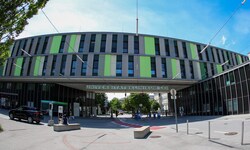 Das Einfahrts-Portal auf ins Landeskrankenhaus auf Müllner Seite. Gleich dahinter liegend kommt ...