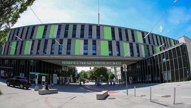 Das Einfahrts-Portal auf ins Landeskrankenhaus auf Müllner Seite. Gleich dahinter liegend kommt ...