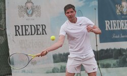Oliver Glasner am Montag beim Promi-Tennis gegen FC-Bayern-Sportchef Christoph Freund und ...