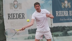 Oliver Glasner am Montag beim Promi-Tennis gegen FC-Bayern-Sportchef Christoph Freund und ...