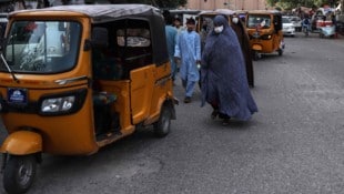 Voll verschleierte Frauen in der afghanischen Stadt Herat