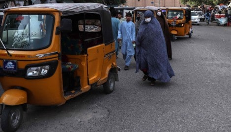 Voll verschleierte Frauen in der afghanischen Stadt Herat