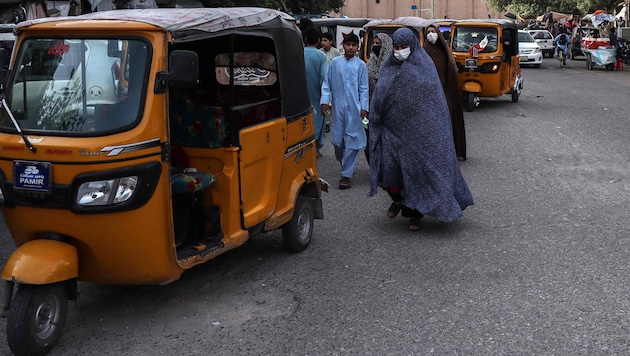 Voll verschleierte Frauen in der afghanischen Stadt Herat