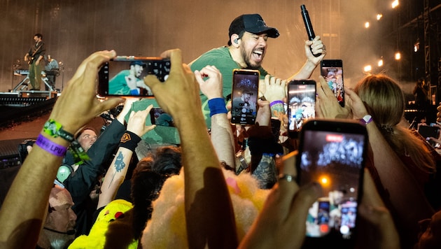 Linkin Park und Österreich: das passt einfach. Mike Shinoda genießt im Happel-Stadion ein ...