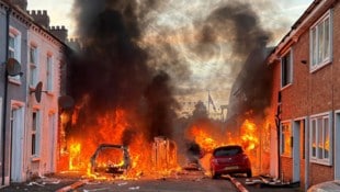 Flammeninferno im Osten Belfasts bei den eskalierten Protesten