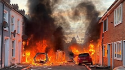 Flammeninferno im Osten Belfasts bei den eskalierten Protesten