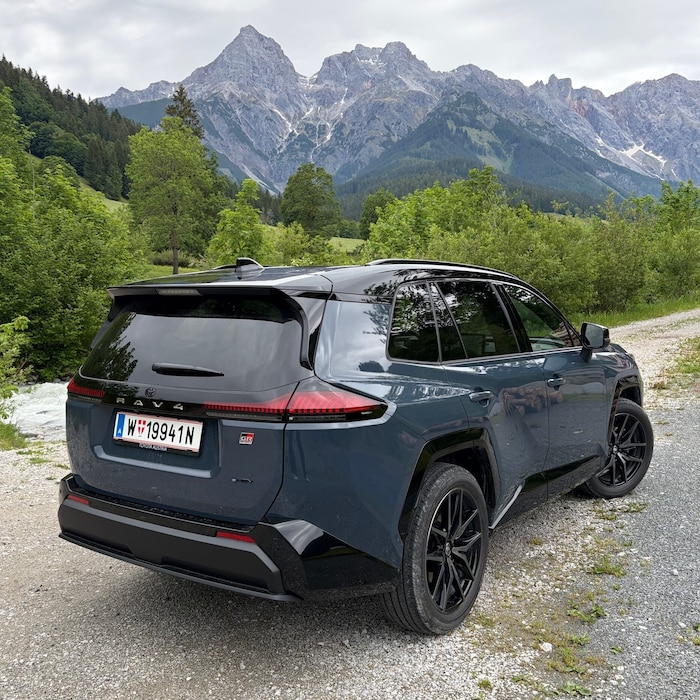 Am Heck prangt der Schriftzug RAV4.