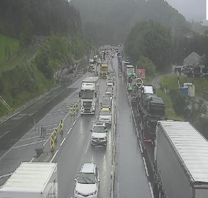 Stau auf der A13 Brennerautobahn zwischen Innsbruck-Süd und Patsch.
