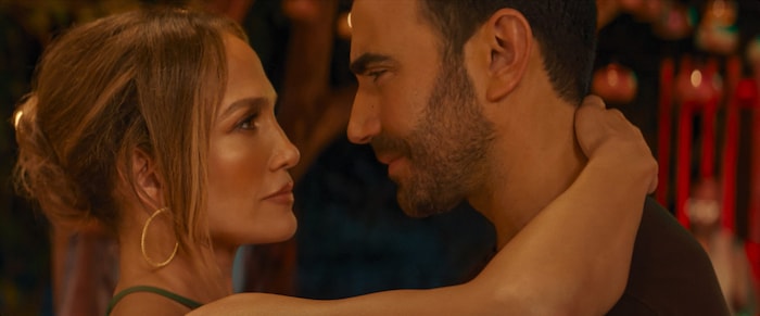 Jennifer Lopez und Brett Goldstein verlieben sich verbotenerweise im Büro