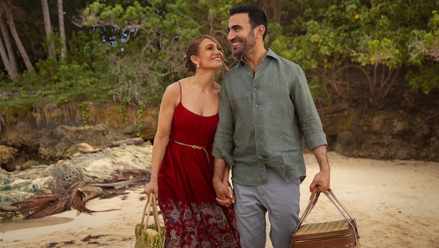 Jennifer Lopez und Brett Goldstein in „Office Romance“